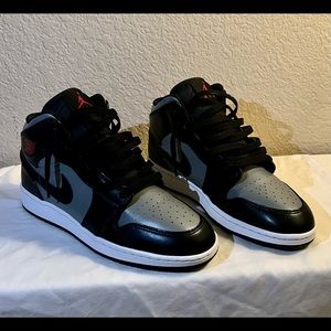 Nike Jordan 1 Mid Shadow Mens sz 7, like new worn a couple of times.